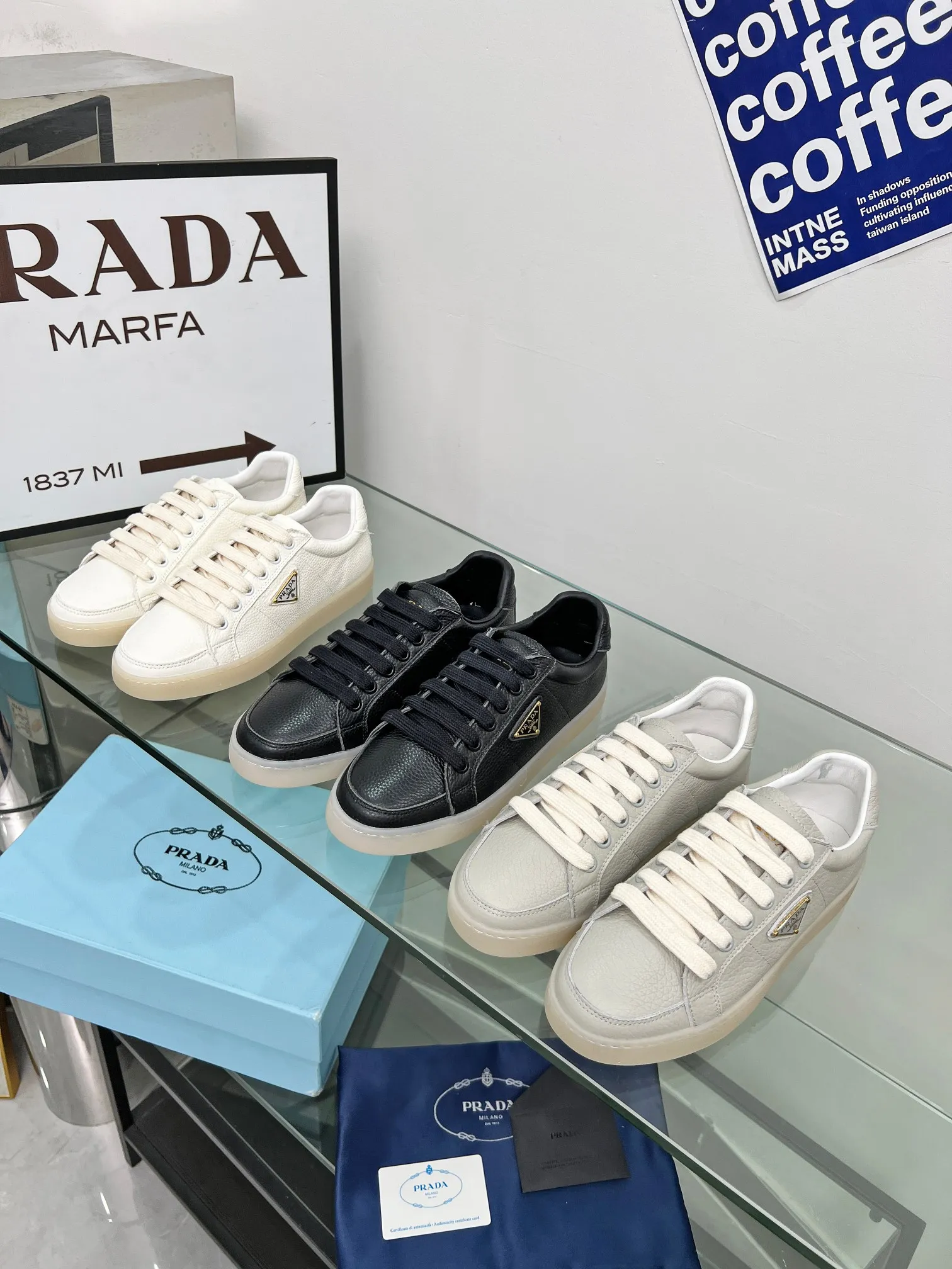 👟👟Ex-factory price 480👟👟 2024 Prada/Prada "couples" metal logo decorated Lane leather sneakers. This sneaker is fashionable and simple, showing the full integration of minimalist style and sports personality. Easy to wear and durable, artistic retro style. Leather material: original imported cowhide. Lining: sheepskin lining. Shoe logo: enamel-coated triangular metal logo. Size: 35-45 (female 41, male 45, custom-made, non-returnable).